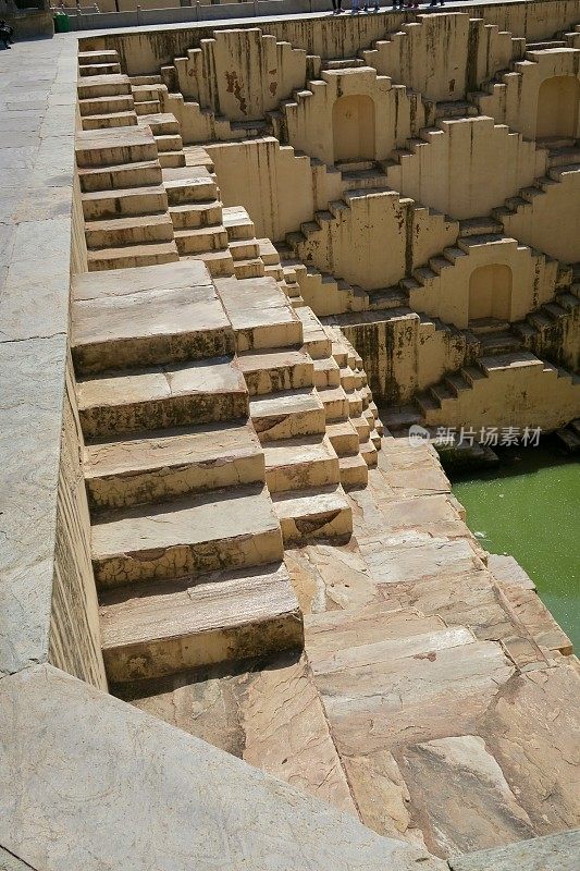 印度拉贾斯坦邦斋浦尔，阶梯井砂岩印度寺庙的台阶，楼梯/楼梯穿过通向水池的水池，像现代艺术钻石墙纸背景，印度拉贾斯坦邦